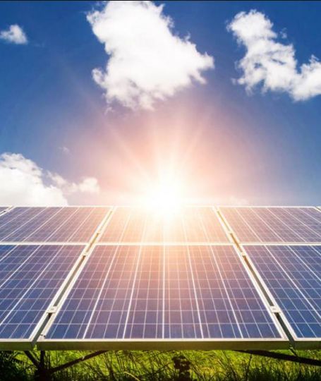 Дівчина з покупками в торговому центрі