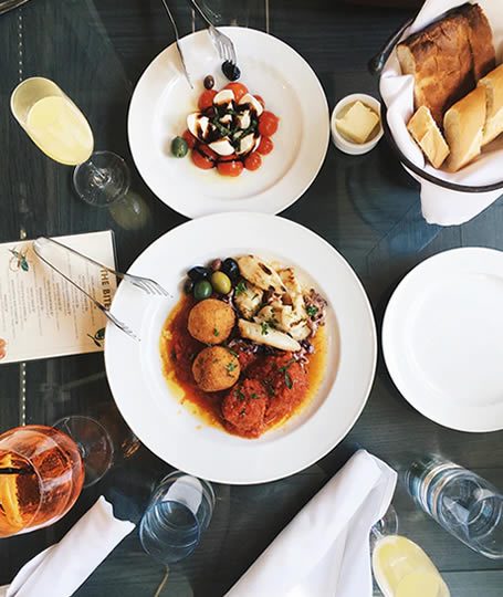 Столик у затишному ресторані з вечерею